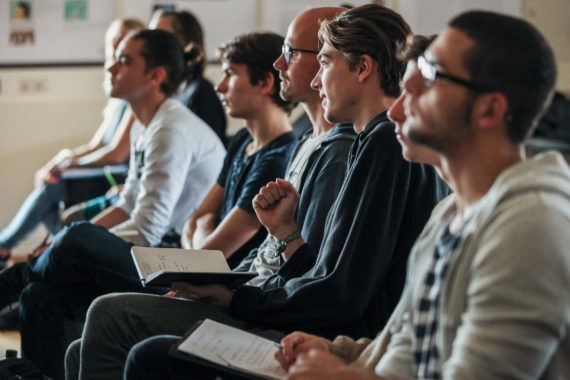 Vorlesungsführung Für Erstsemester Bachelor Design Studierende, Campus Dessau Am Gebäude 1. Hörsaal 303.