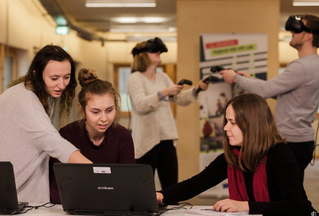 Studierende arbeiten an Projekt