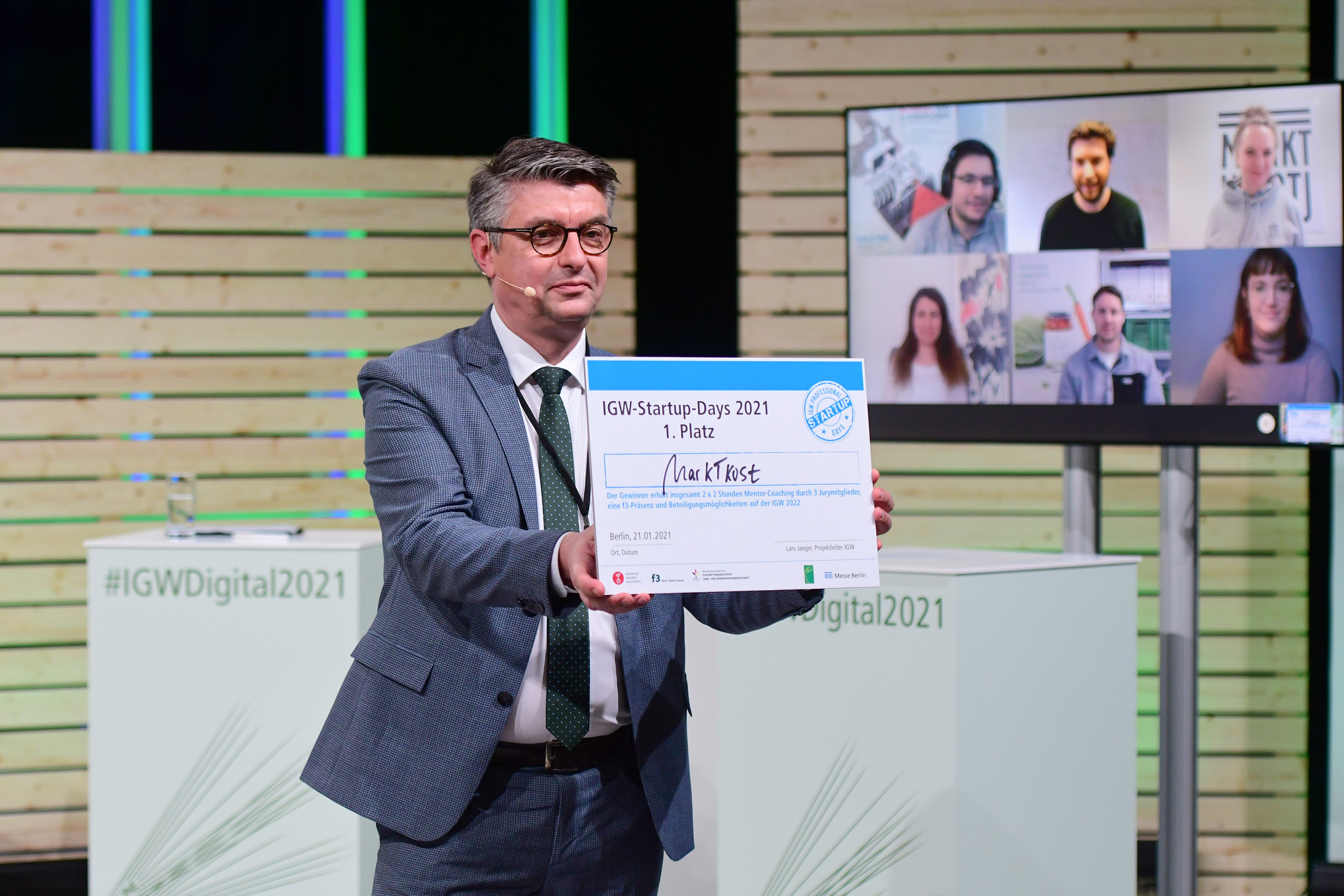 IGW Startup-Days - Siegerehrung Lars Jaeger, Projektleiter, Internationale Grüne Woche präsentiert den Gewinner: MARKTKOST