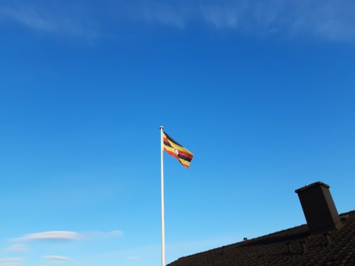 Uganda Flagge auf dem Hof Thies