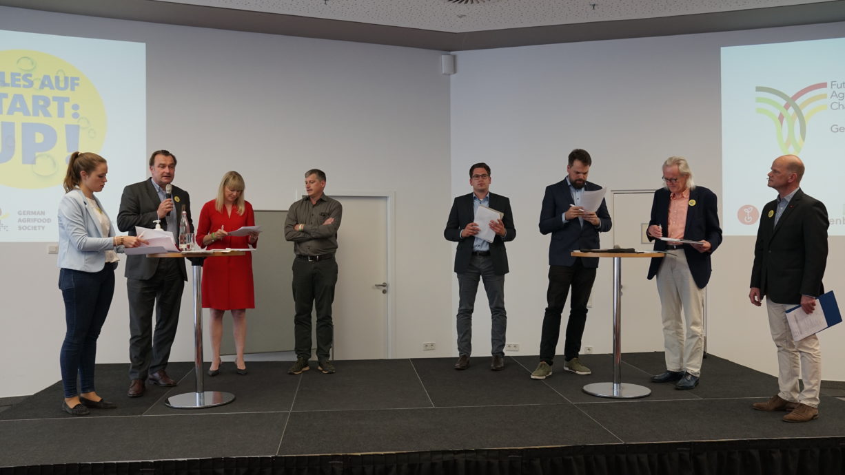 Die sechsköpfige Jury von links: Anne Kokenbrink (f3), Gerald Dohme (DBV), Nikola Steinbock (Rentenbank), Dr. Thomas Breuer (GIZ), Tobias Roehren-Wiemers (Borchelhof), Dominik Ewald (German Agrifood Society – nicht in der Jury), Prof. Dr. Rainer Langosch (AHA), Matthias Mehner (AHA, nicht in der Jury) (Bildquelle: Deutscher Bauernverband )