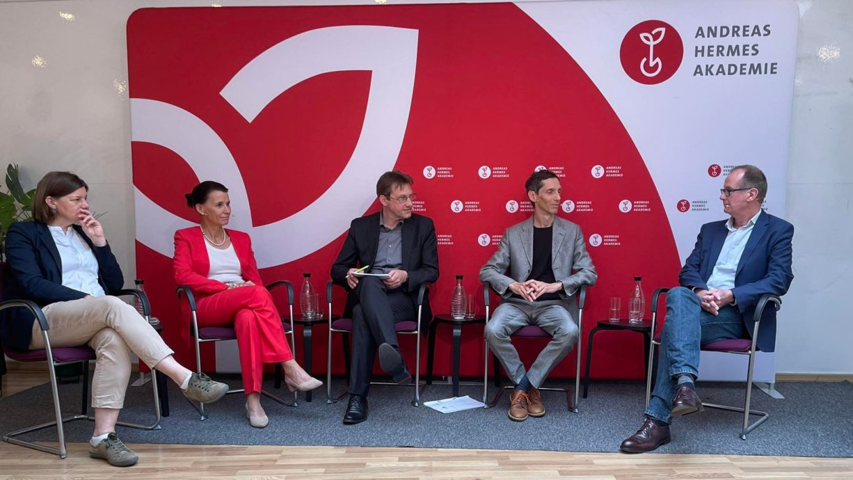 Diskussionsrunde mit (v.l.n.r.): Dr. Manuela Rottmann, parlamentarische Staatssekretärin Bundesministerium für Ernährung und Landwirtschaft (BMEL), Rita Schwarzelühr-Sutter parlamentarische Staatssekretärin Bundesministerium des Innern und für Heimat (BMI) Dr. Carsten Benke, Referatsleiter für Stadtentwicklung, Regionalpolitik und Verkehr im Zentralverband des Deutschen Handwerks Dieter Behrendt, PESTEL Institut für Systemforschung e.V. Hannover Prof. Dr. Karl Martin Born, Universität Vechta