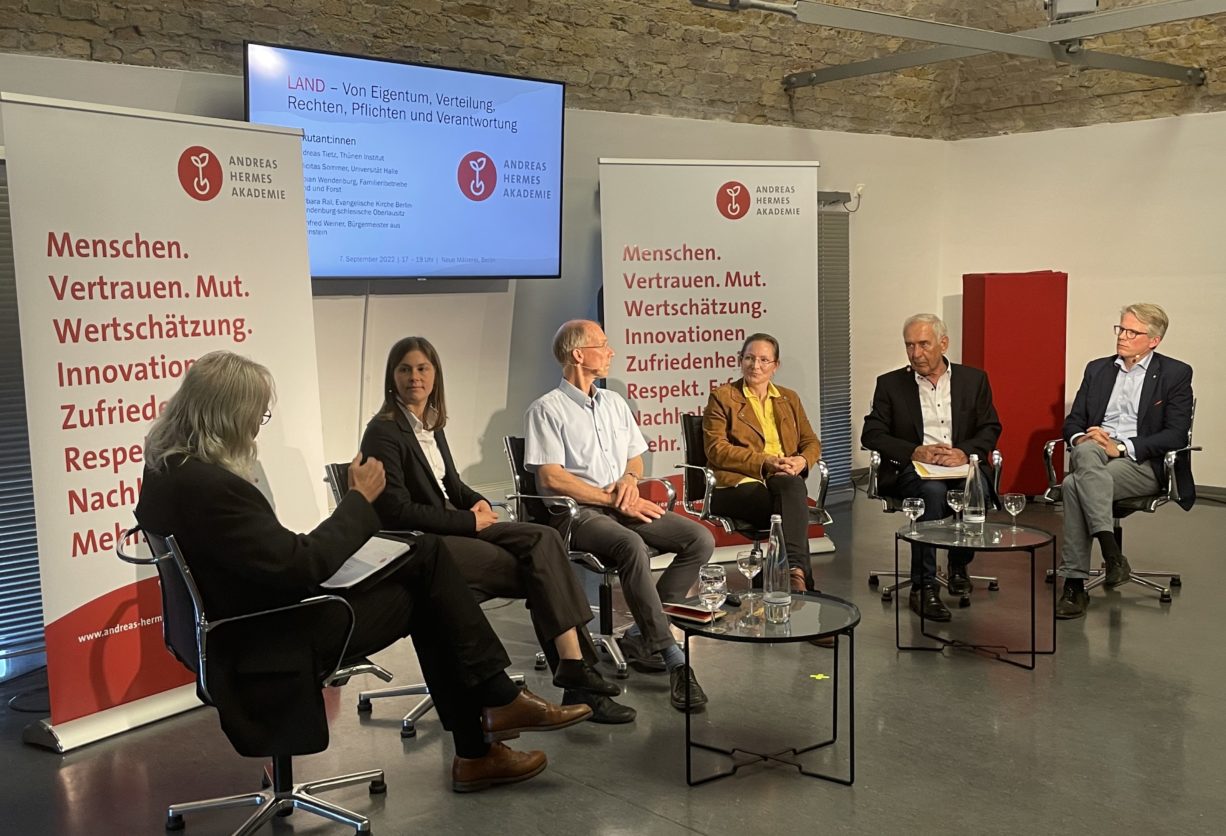 Von links: Rainer Langosch (AHA, Moderation), Felicitas Sommer (Universität Halle), Andreas Tietz (Thünen Institut), Barbara Ral (ev. Kirche Berlin-Brandenburg-schlesische Oberlausitz), Manfred Weiner (Bürgermeister aus Ottenstein), Fabian Wendenburg (Familienbetriebe Land & Forst)