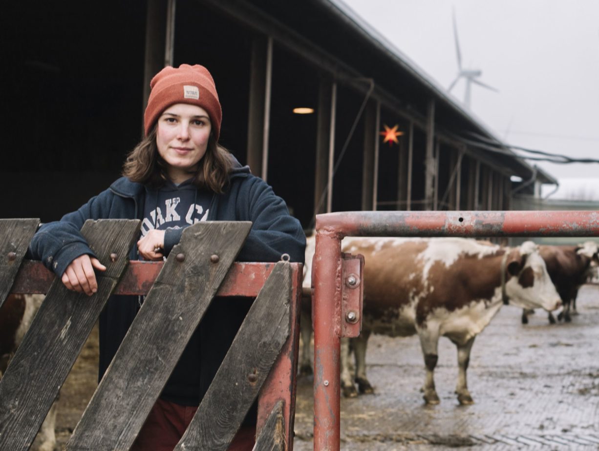 Symbolbild: Junge Frau in einem landwirtschaftlichen Betrieb (Foto: Anna Tiessen)