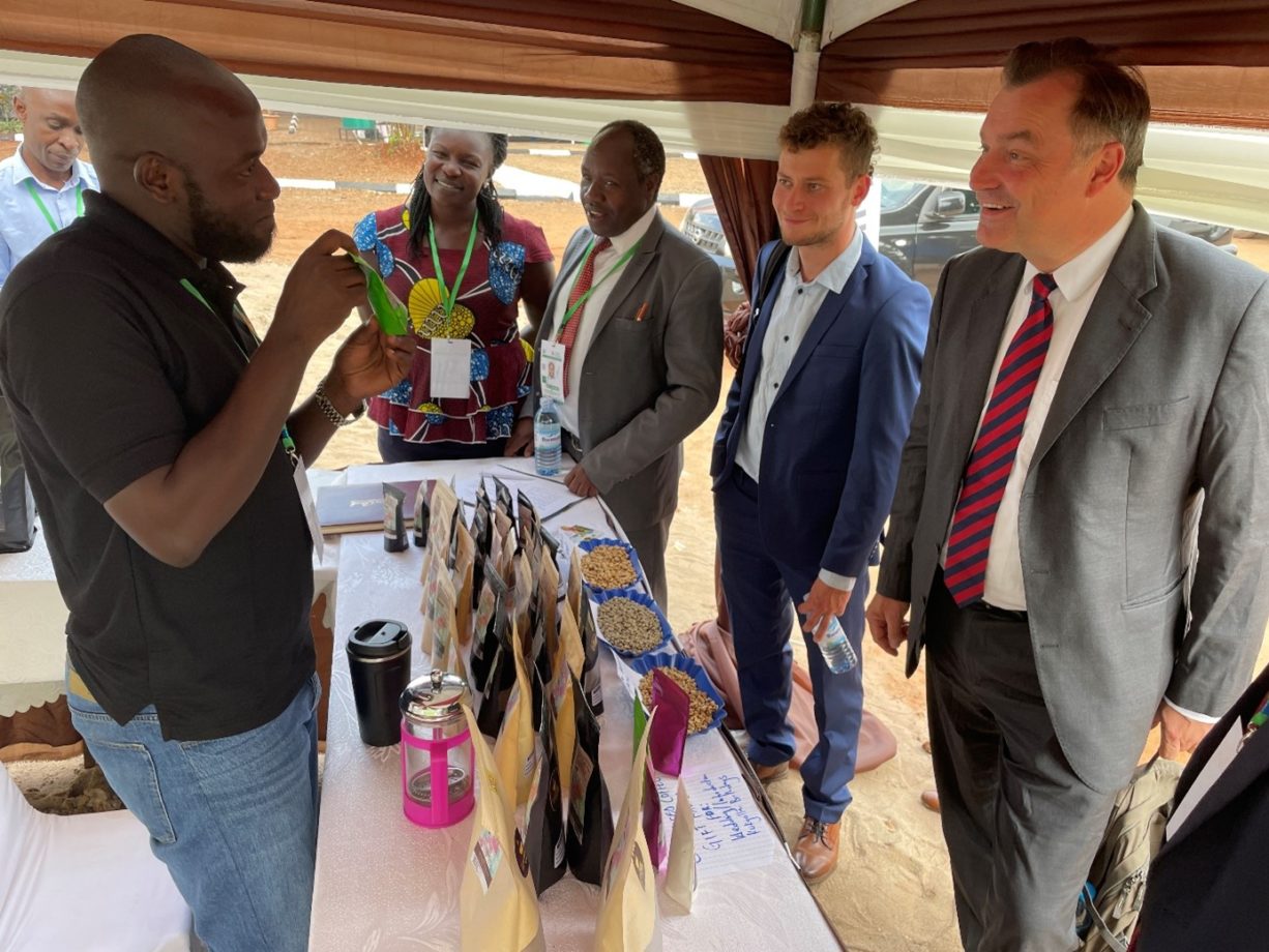 Die deutsche Delegation lernt alles über ugandischen Kaffee