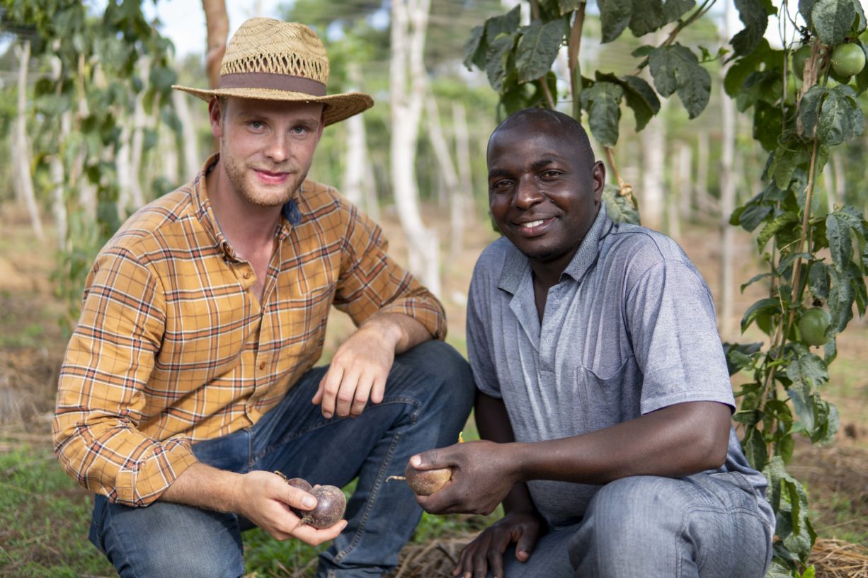 Hendrik und James auf der Passionsfruchtplantage