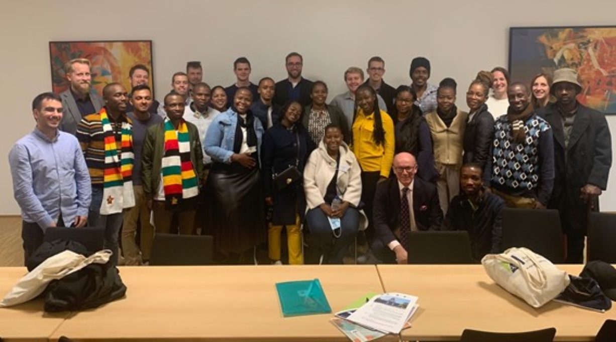 Les diplômés du SACAU YLIP lors de la rencontre avec le président de la WFO, Arnold Puech d'Allisac, à l'ambassade d'Allemagne en Belgique