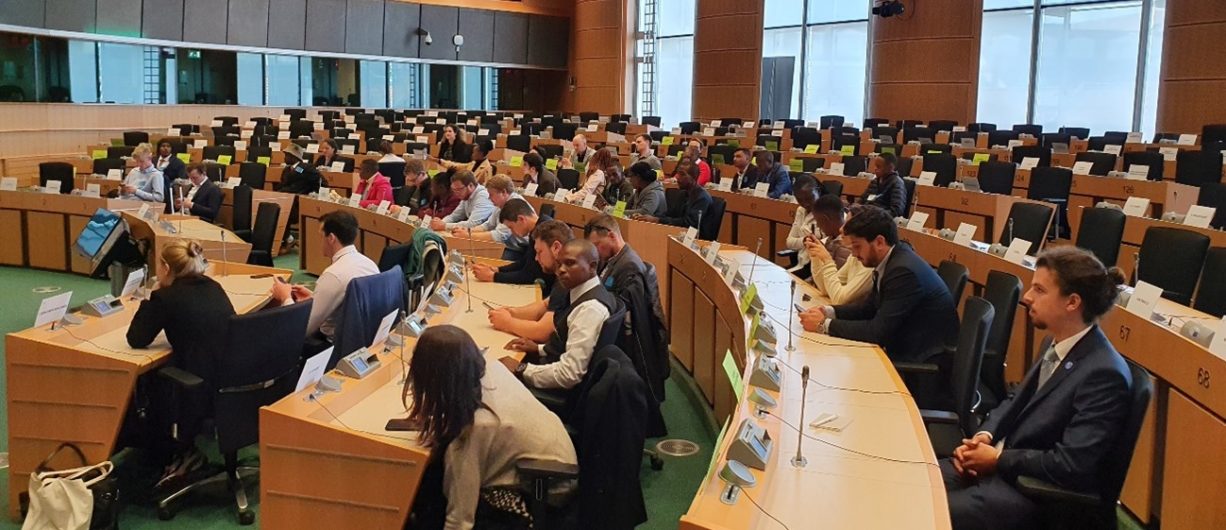 SACAU YLIP Absolventinnen und Absolventen beim (Vor-)Treffen mit MEP Norbert Lins (EVP) und MEP Alexander Bernhuber (EVP) im europäischen Parlament.