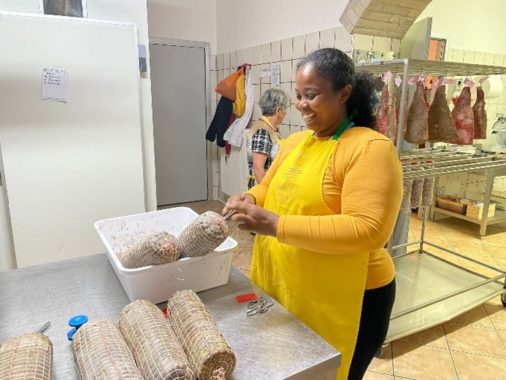 Mathilda Algae (Seychelles) en pleine fabrication de salami en Italie.