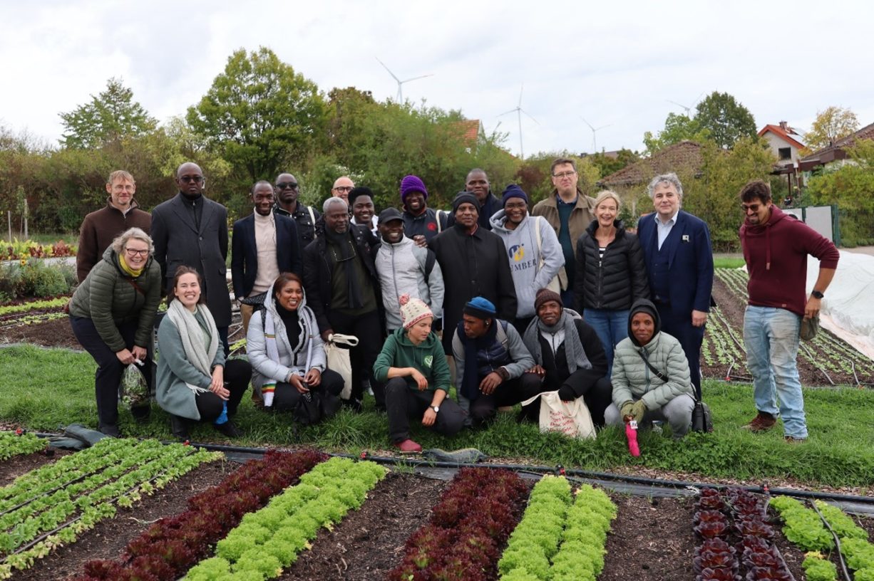 AHA-Mitarbeitende und afrikanische AHA-Trainer:innen zu Besuch beim Weierhöfer Gemüseanbau