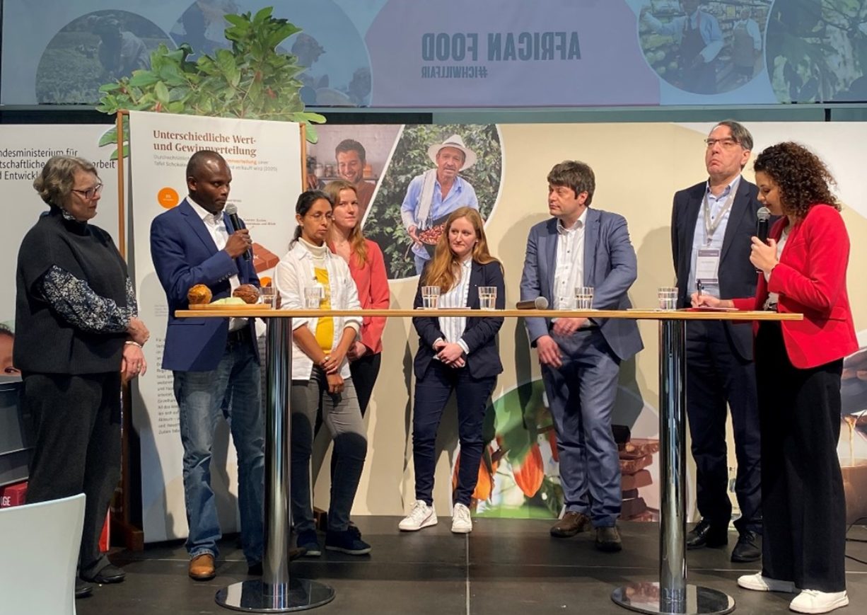 AHA auf der BMZ-Bühne. V.l.n.r.: Nicole Bolomey (Leiterin AHA International), Dr. Mwendah M’Mailutha (CEO KENAFF), Shamika Mone (Präsidentin INOFO), Frau von Schönebeck (DFWR), Sebastian Lesch (BMZ), Udo Hemmerling (Stv. Generalsekretär DBV)