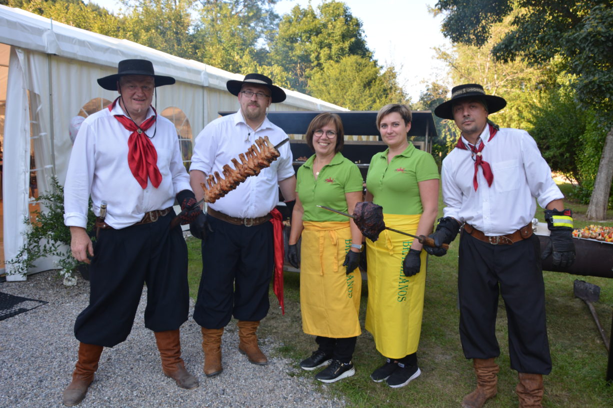 Joachim und sein Team vor dem Grill