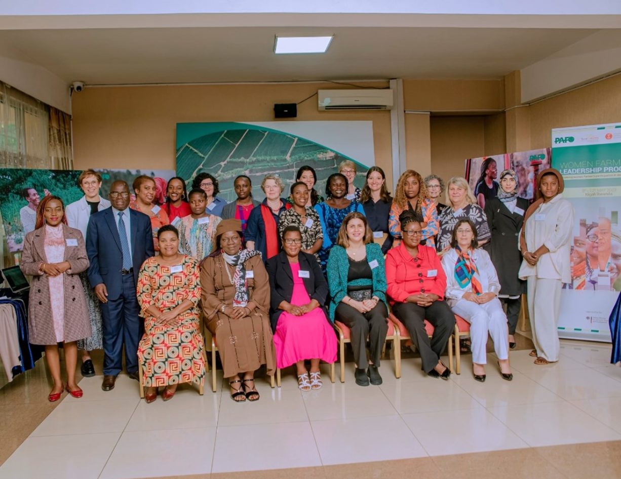 Les participantes africaines et allemandes en compagnie du PDG de l'Organisation panafricaine des agriculteurs (PAFO), le Dr Babafemi Oyewole, à Kigali.