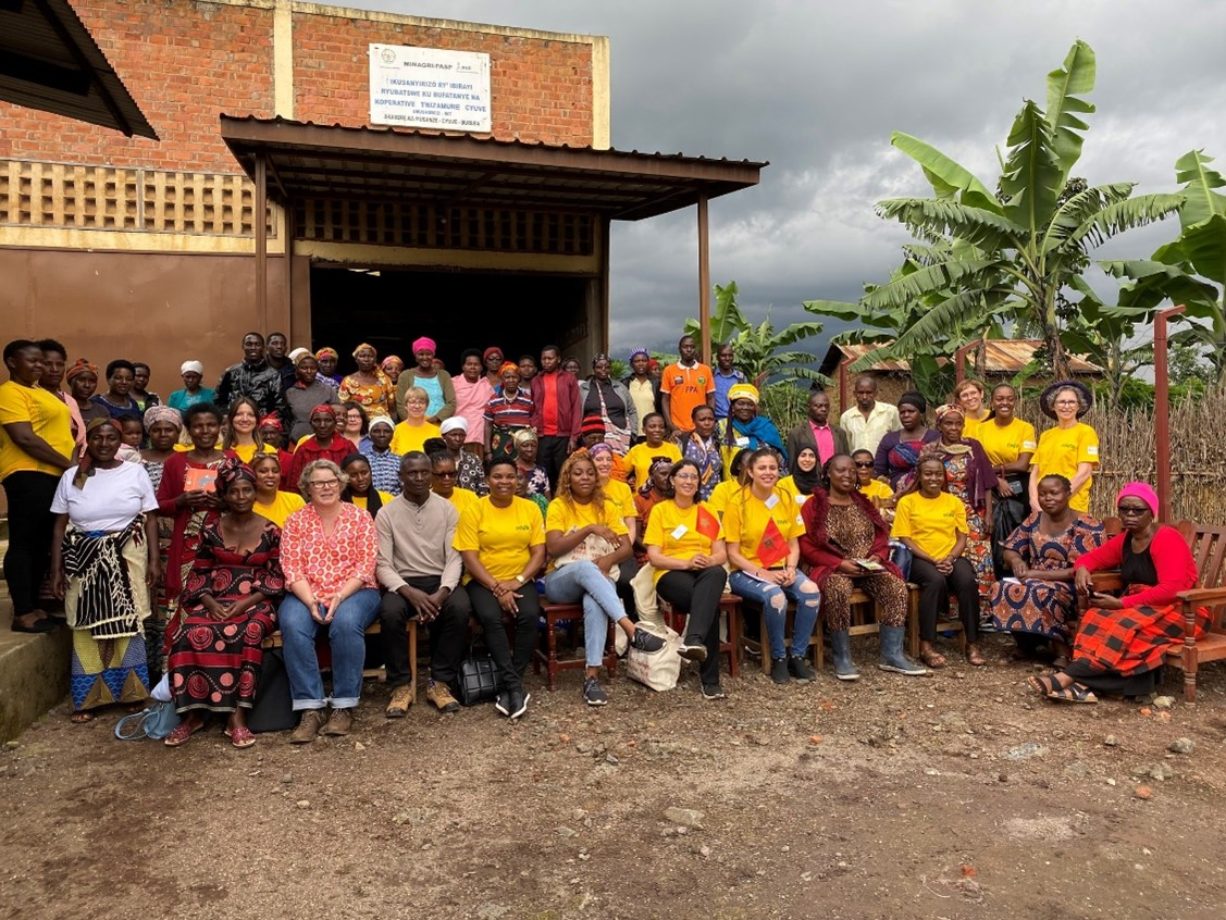 Les participantes au programme (en t-shirt jaune) lors de la visite de la coopérative Tuzamurane Kiyove, gérée par des femmes, à Musanze, dans la région nord du Rwanda, qui produit des pommes de terre, des haricots et du maïs.