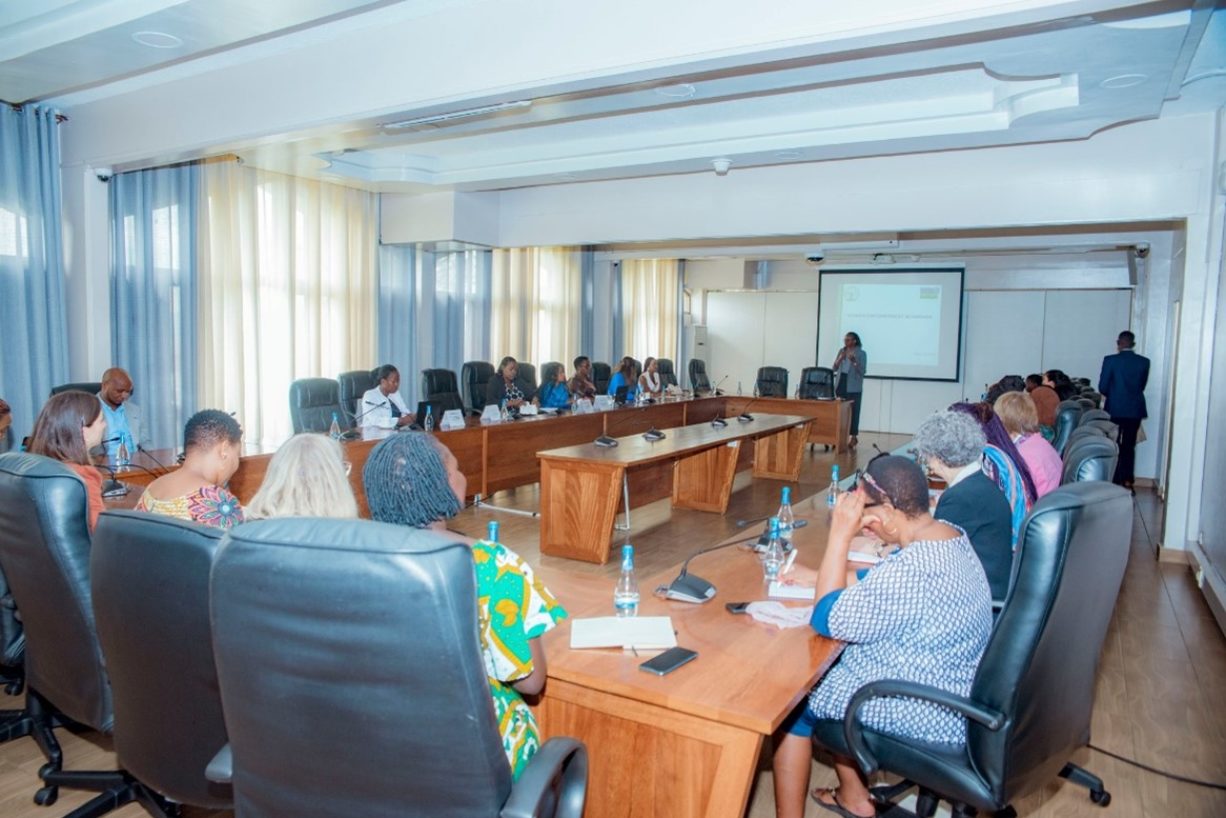 Les participantes au programme en visite au Parlement rwandais.