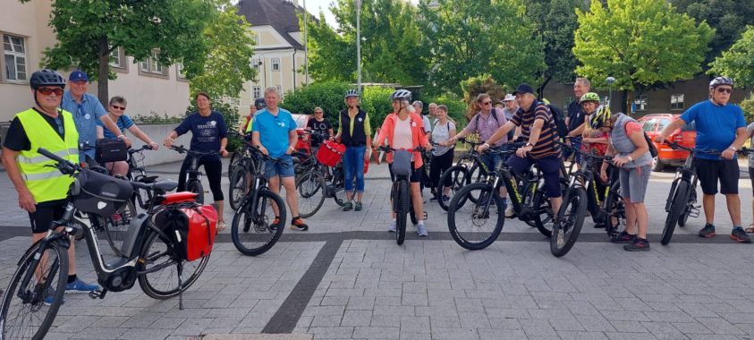 Teilnehmende des b|u|s Festes 2023 auf der Donauradweg-Tour