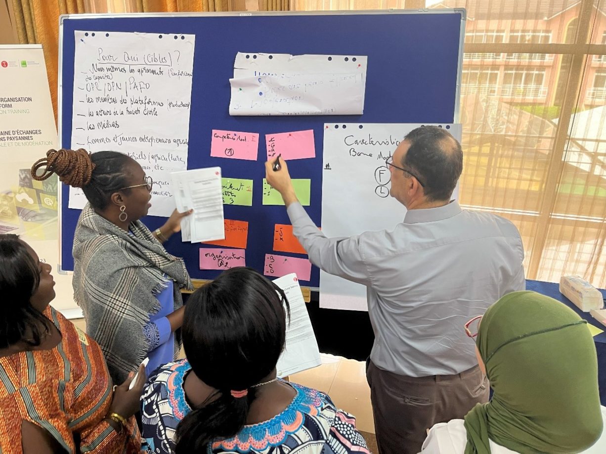 Teilnehmende des Core and Moderation Teams diskutieren bei dem Moderationstraining in Kigali