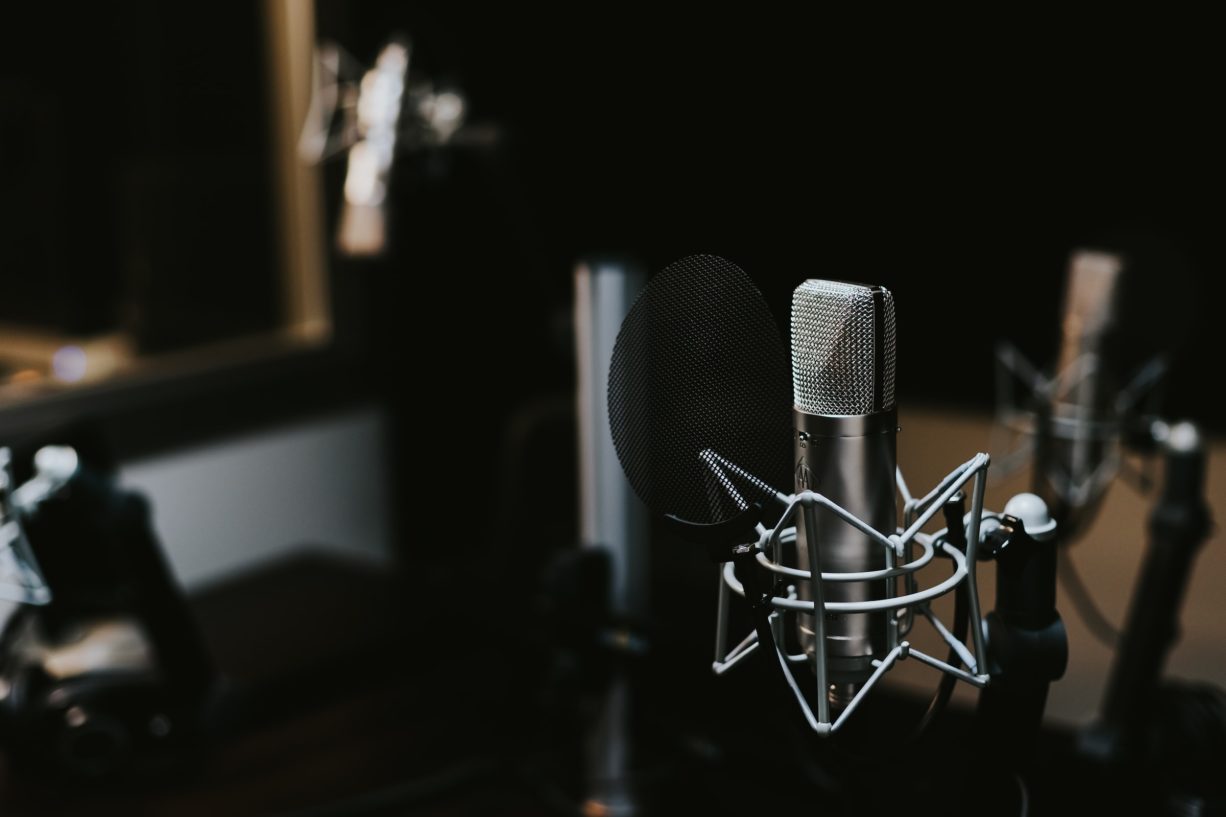 Symbolbild Podcast (Foto von Jonathan Velasquez auf Unsplash)