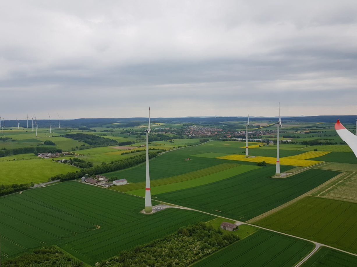 Bürgerwindpark Lichtenau mit der Hofstelle von Tobias im Hintergrund