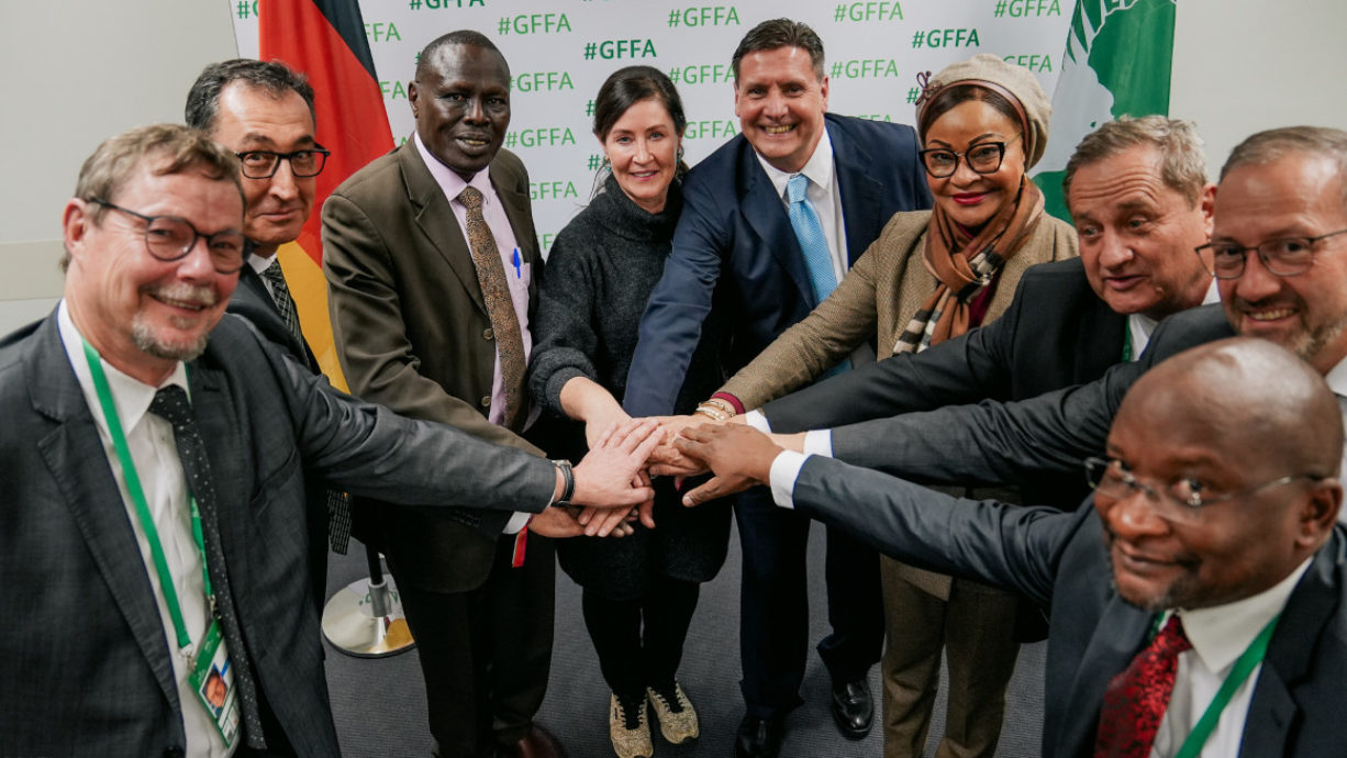 Le ministre fédéral de l'Agriculture Cem Özdemir, la commissaire à l'agriculture de l'Union africaine Josefa Sacko et d'autres partenaires et promoteurs du Dialogue sur la politique agricole - Source : BMEL