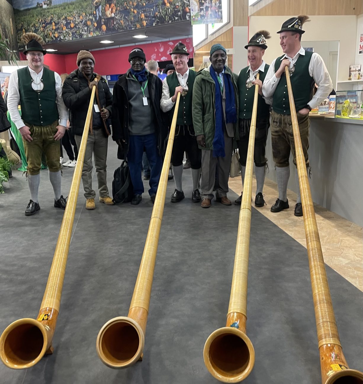 Des représentants de la PAFO avec des joueurs de cor des Alpes à la Semaine verte