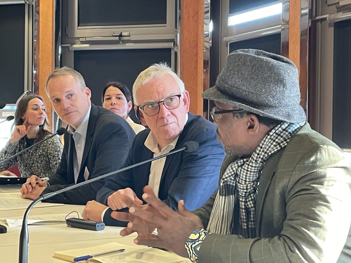 PAFO-Präsident Ibrahima Coulibaly (rechts im Bild) im Gespräch mit Staatsekretär des Bundesentwicklungsministerium Jochen Flasbarth (zweite Person von rechts)