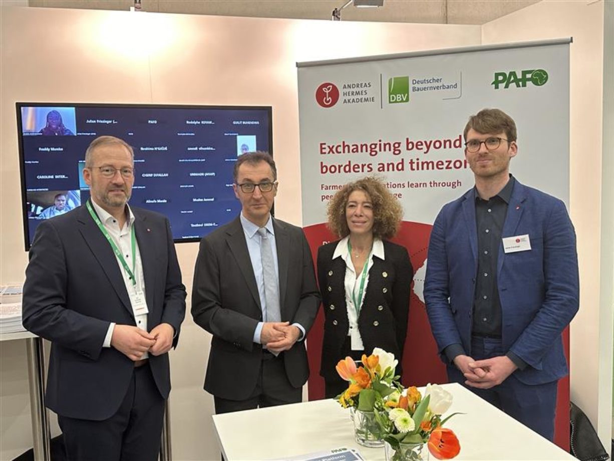 Le ministre fédéral de l'Agriculture Cem Özdemir au stand PAFO-AHA sur la plateforme d'échange PAFO