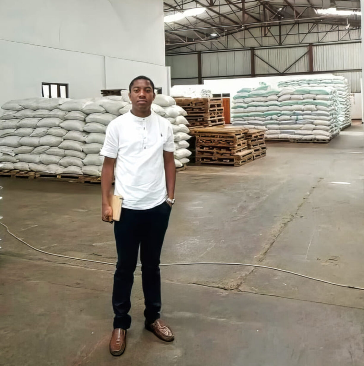Sospeter Mtenda in der Reislagerhalle der Mtenda Kyela Rice Supply