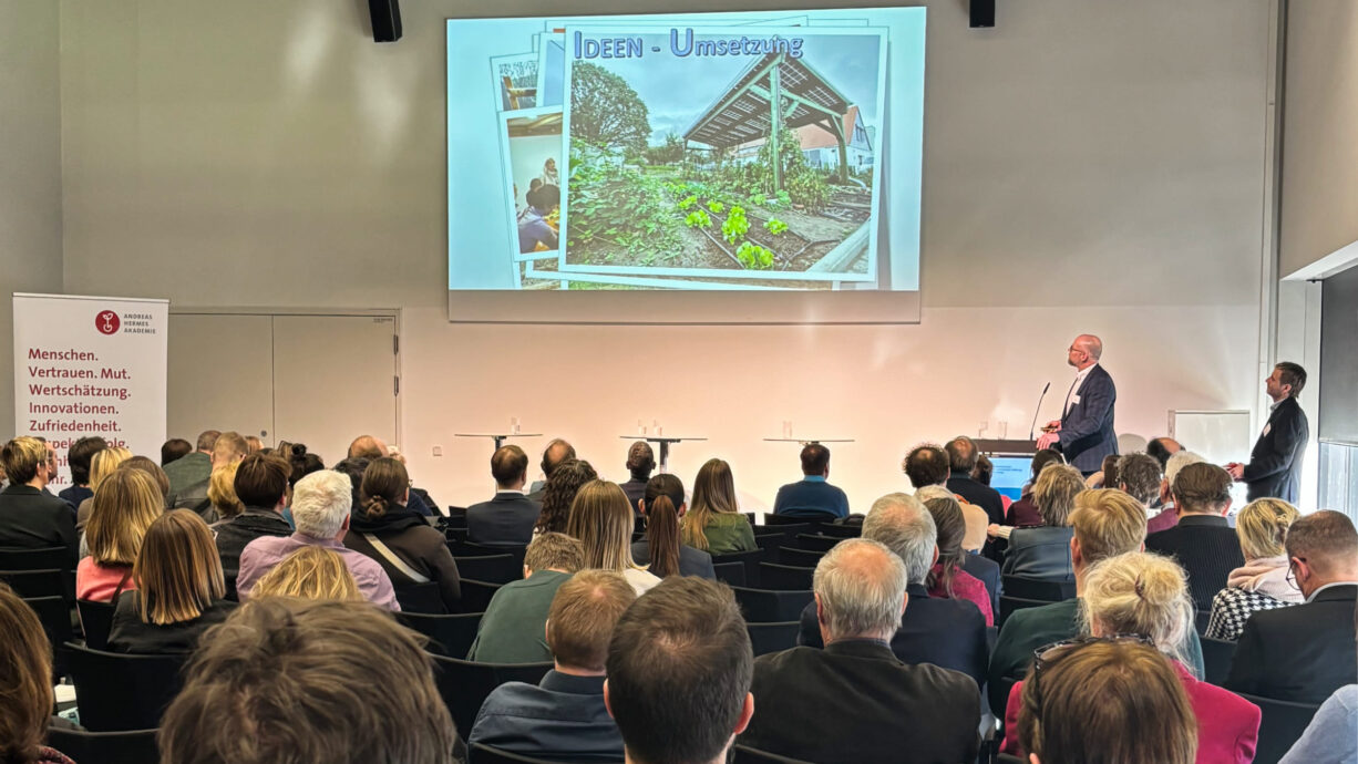 Diskussion FF 1 von u. a. Frank Berghorn (Dezernent für Wirtschaft und Umwelt, Landkreis Cuxhaven), Claudia Wust (Bürgermeisterin, Gemeinde Neuhof an der Zenn), Matthias Nicolai (Flächensparmanager, Reg.-Bez. Oberfranken) und Dr. Karsten Padeken (Landwirt, Vorsitzender Kreislandvolkverband Wesermarsch e.V.)