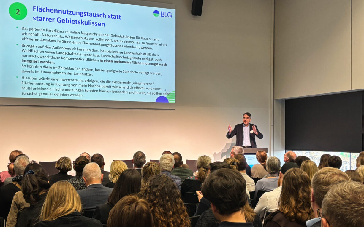 Udo Hemmerling (Bundesverband der gemeinnützigen Landgesellschaften) mit seinen Thesen zur multifunktionalen Flächennutzung