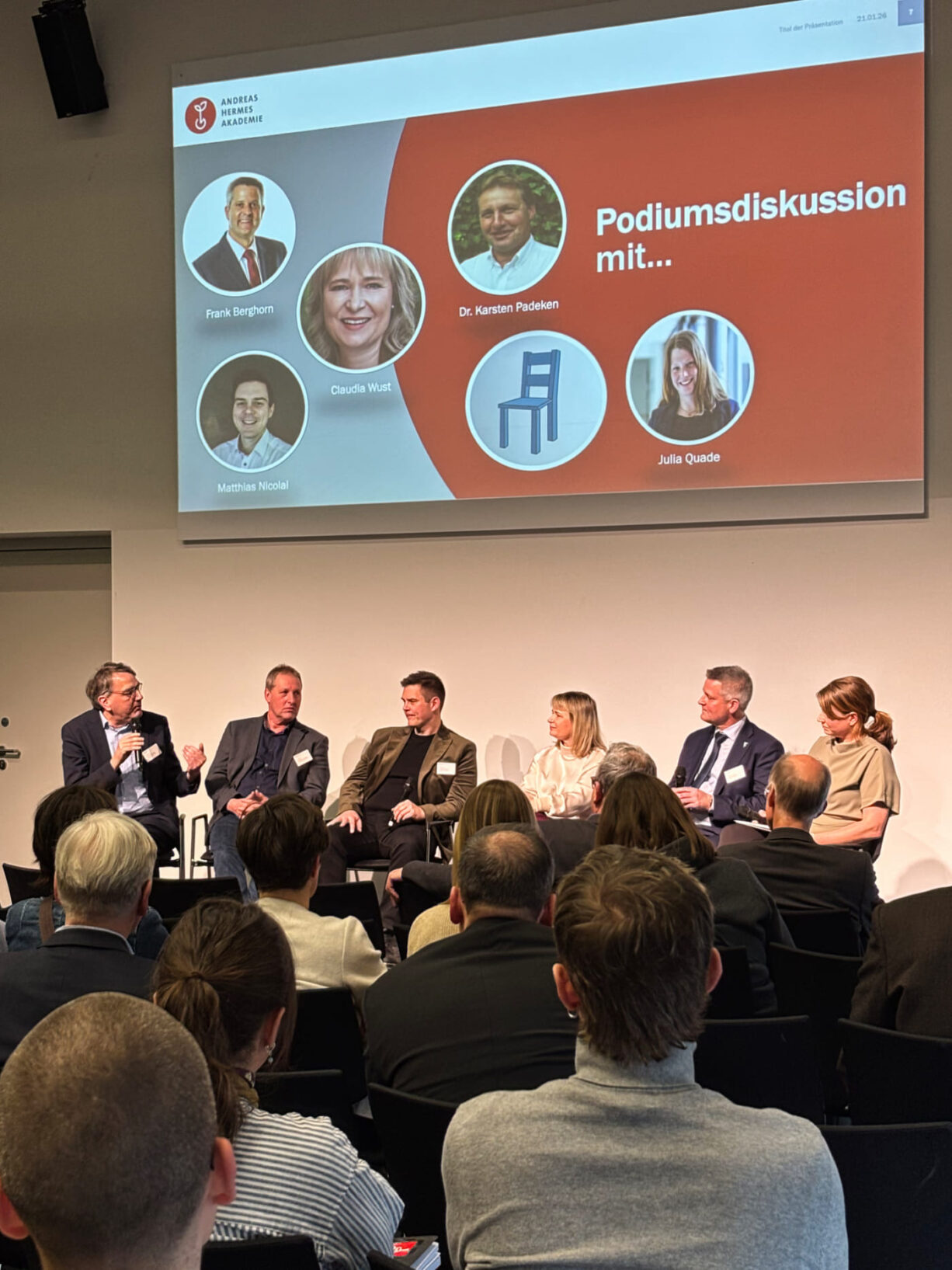 Diskussion FF 1 von u. a. Frank Berghorn (Dezernent für Wirtschaft und Umwelt, Landkreis Cuxhaven), Claudia Wust (Bürgermeisterin, Gemeinde Neuhof an der Zenn), Matthias Nicolai (Flächensparmanager, Reg.-Bez. Oberfranken) und Dr. Karsten Padeken (Landwirt, Vorsitzender Kreislandvolkverband Wesermarsch e.V.)