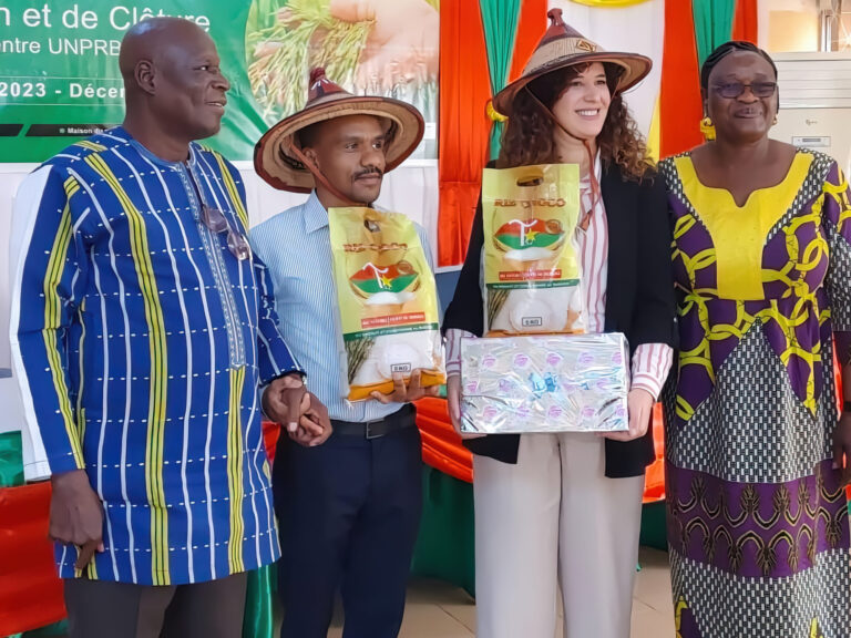 Geschenkübergabe von UNPR-B an AHA